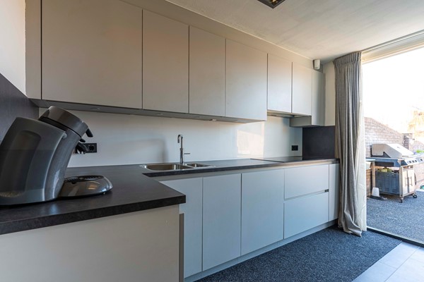 Foto - Te koop: Leuke, uitgebouwde tussenwoning uit 1927 met 3 slaapkamers en garage in de wijk Heksenberg